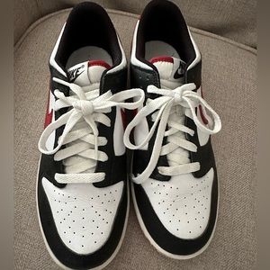 NIKE boy golf shoes size 6Y